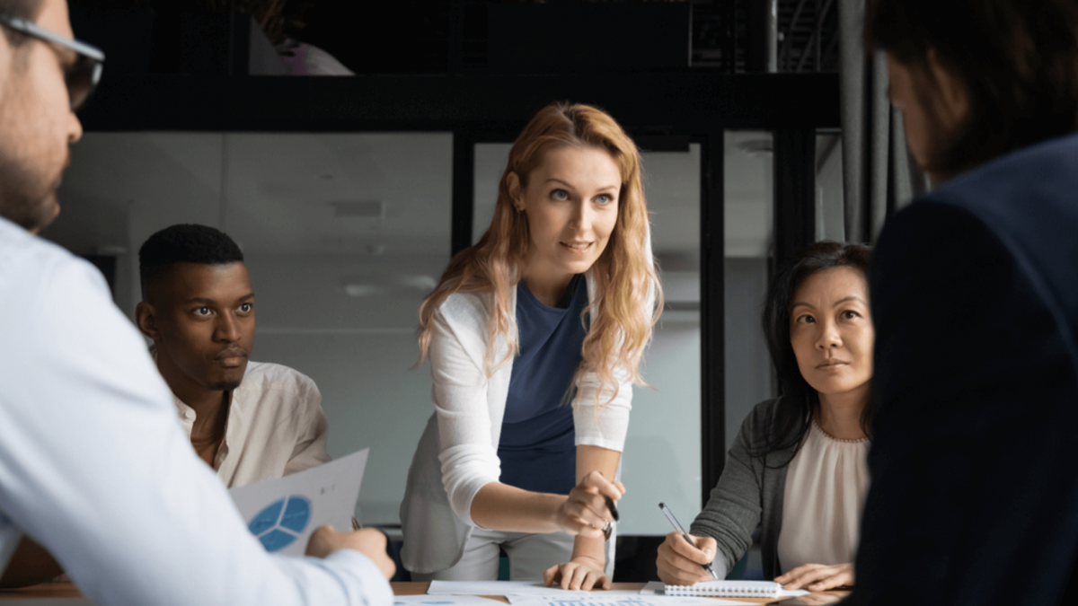 Mulher empresária relacionando dados com hard e soft skills com seus colegas de trabalho