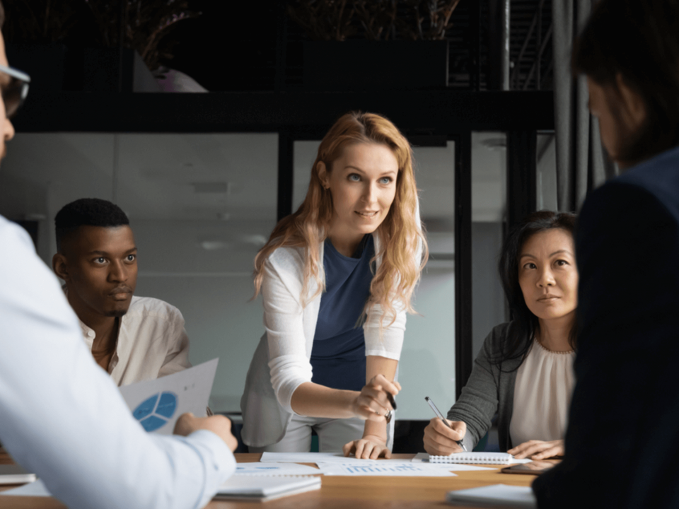 Mulher empresária relacionando dados com hard e soft skills com seus colegas de trabalho