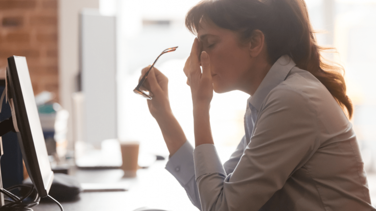 Mulher apresentando complicações com saúde mental no trabalho