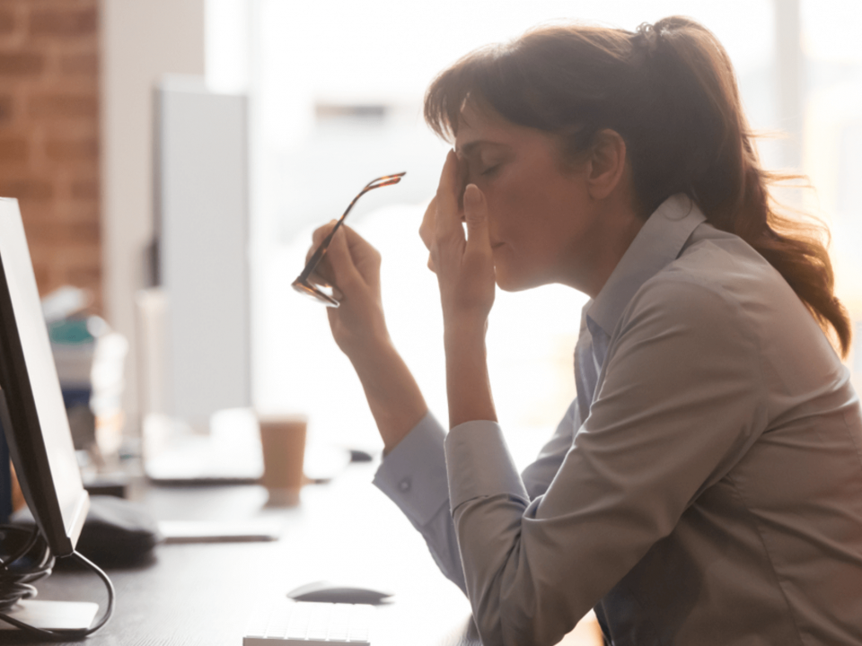 Mulher apresentando complicações com saúde mental no trabalho